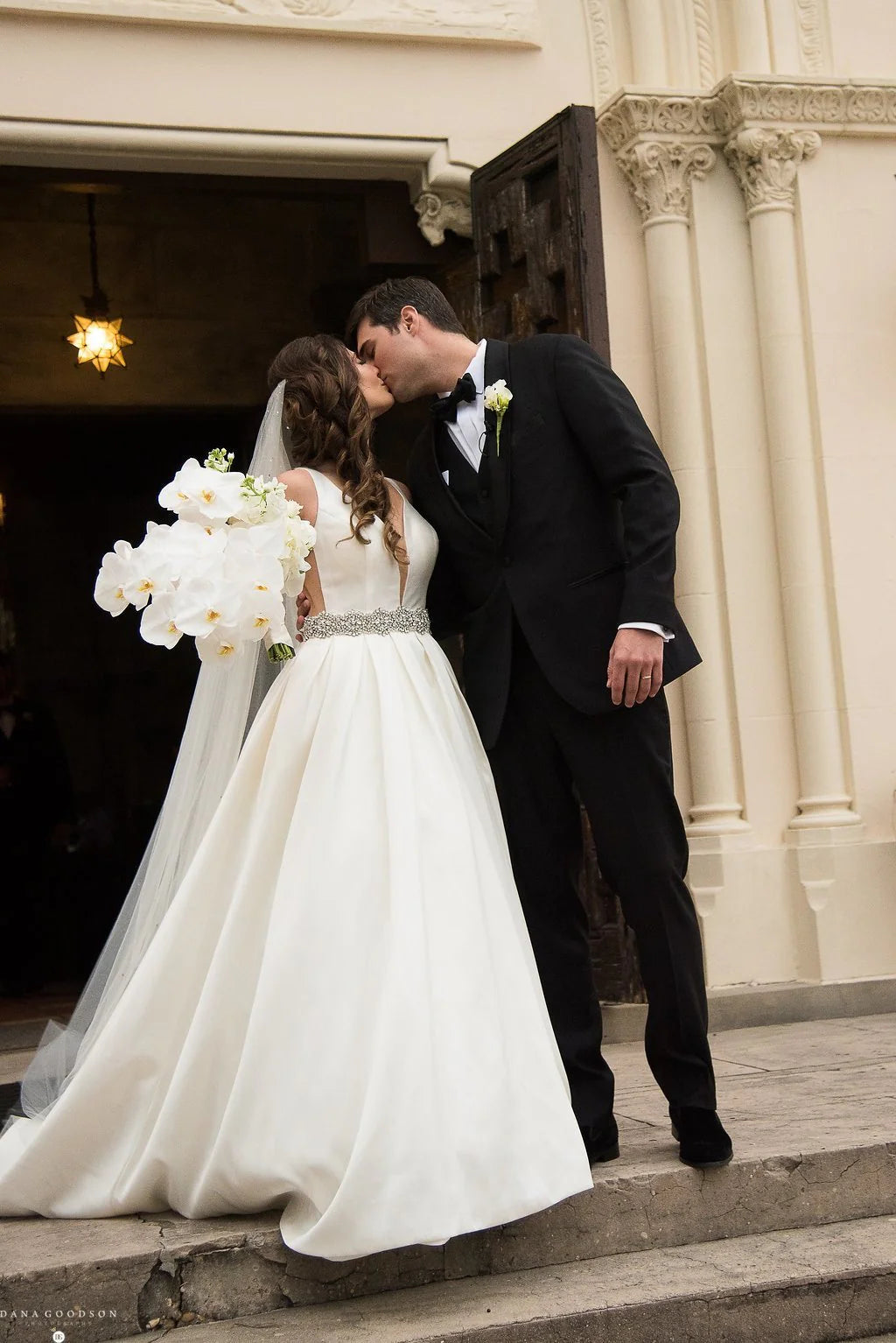 Vestidos de novia de satén con escote en V profundo y espalda descubierta con cuentas